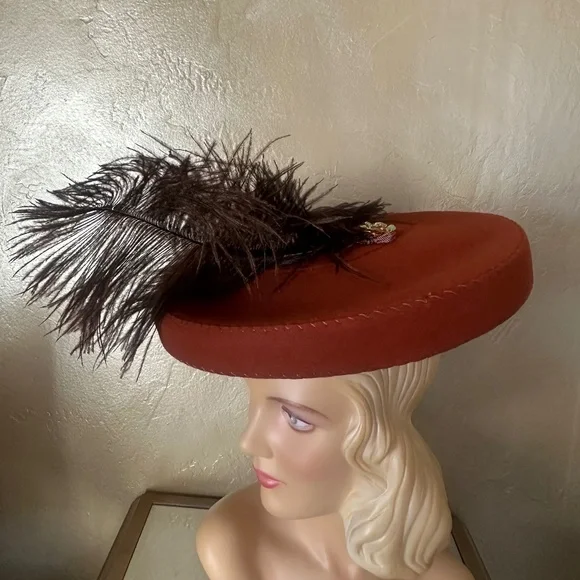 RAVISHING 1940s' CINNAMON COLOR TILT FELT HAT WITH LARGE BROWN FEATHERS + JEWEL